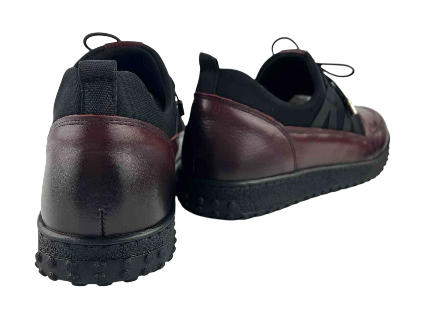 Zapatos de mujer en piel legítima, muy cómodos en color burdeos y negros, con cordones elásticos, planos y suela de goma antideslizante.