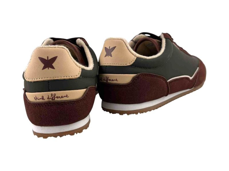 Zapatillas de moda para mujer, de la marca Pepe Moll, en color burdeos y verde, con logo en el talón y eslogan de la marca. Suela dentada bicolor de goma. Zapatillas cómodas y ligeras, ideales con cualquier look.