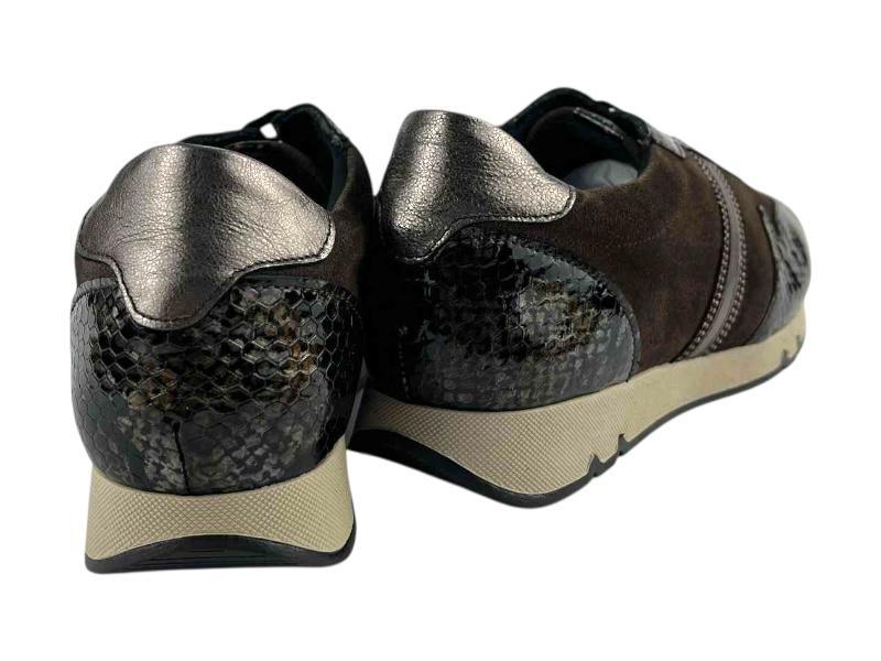 Zapatillas estilo casual, de mujer, de la marca Cutillas, en color marrón, realizadas en piel ante y print serpiente, con detalles en metalizado en el talón y en los laterales. Muy cómodos y versátiles.