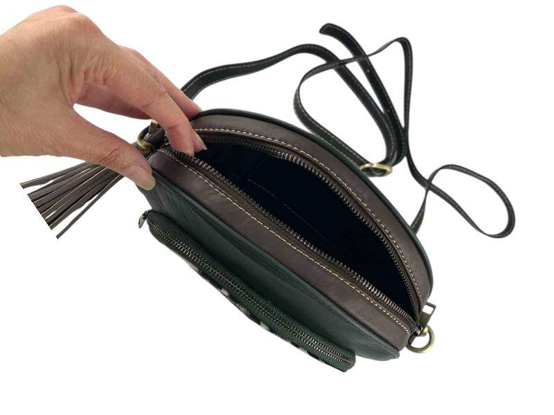 Bolso de mujer de la marca Caramelo en piel legítima en tonos verde y marrón chocolate, cómodo y ligero. Bolso con cremallera en un único departamento y bolsillo interior.