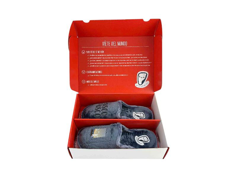 Pantulas descalzas divertidas para hombre en gris azulado, paño de alta calidad, muy cómodas y ligeras e ideales para regalar por su estuche diverdido.