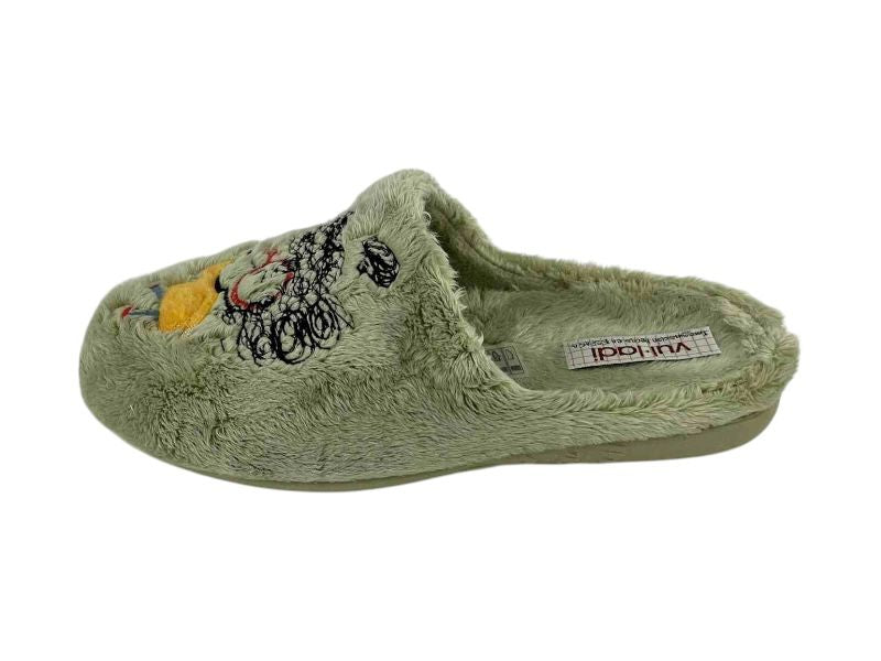 Pantuflas descalzas mujer de la marca Vulladi, en color verde salvia y bordadas de chica con gafas.