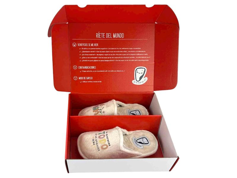 Zapatillas descalzas de mujer, especial para regalar, de la marca española Se me ríen los pies. Con suave tacto de peluche beige especial con eslogan Mamá te mereces todo y un poquito más.