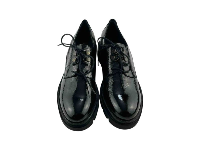 Zapatos streetwear en piel charol negra, para mujer, con cordones y suela track. Muy ligeros y cómodos.