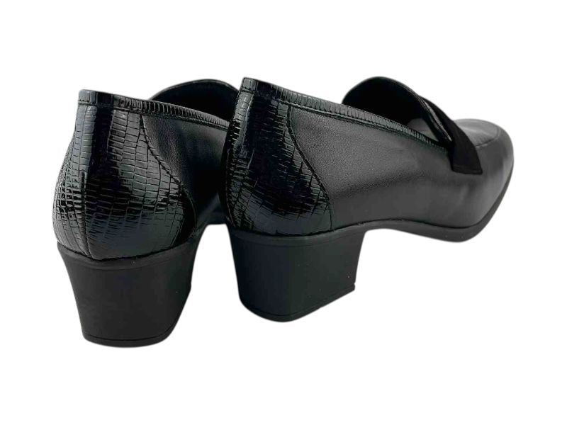 Vista por la parte de atrás de unos zapatos para mujer en combinación de piel lisa, cocodrilo y ante en color negro. Tacón en bloque bajo y suela antidesliante.