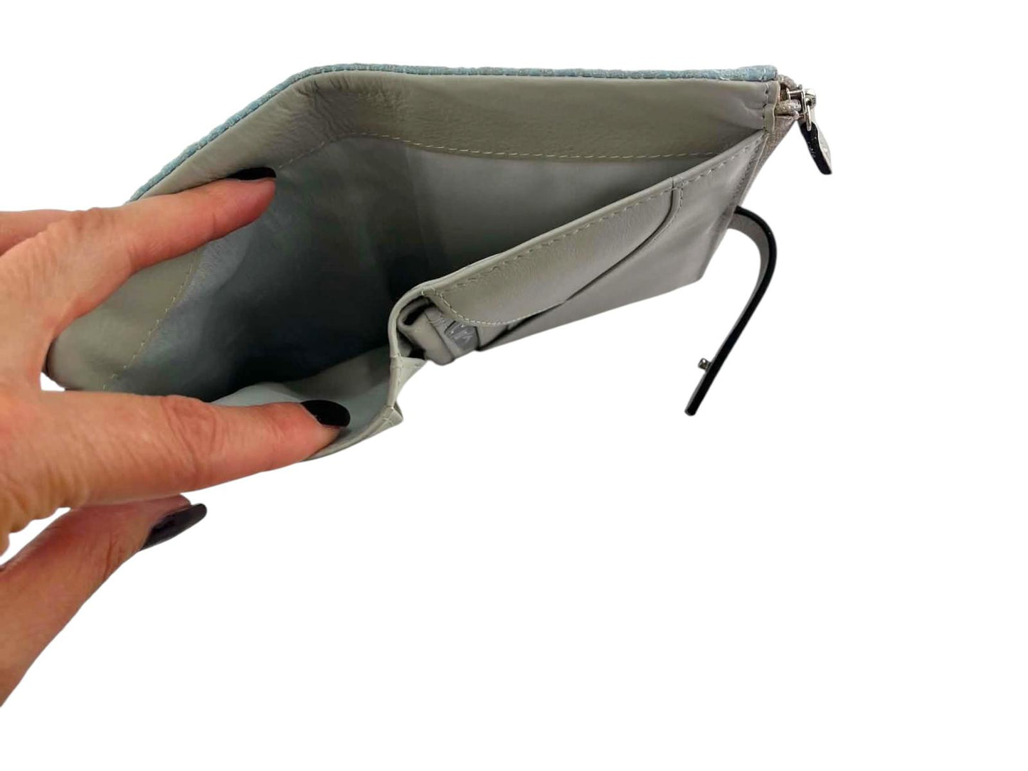 Compartimento amplio abierto para billetes en el interior de la cartera de Caramelo.
