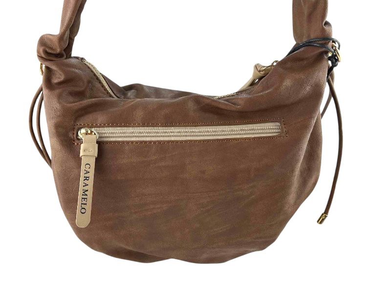 Bolso de mujer de la marca Caramelo, color marrón, estilo boho chic con cierre de
cremallera en la parte trasera, asa regulable, muy ligero y cómodo.