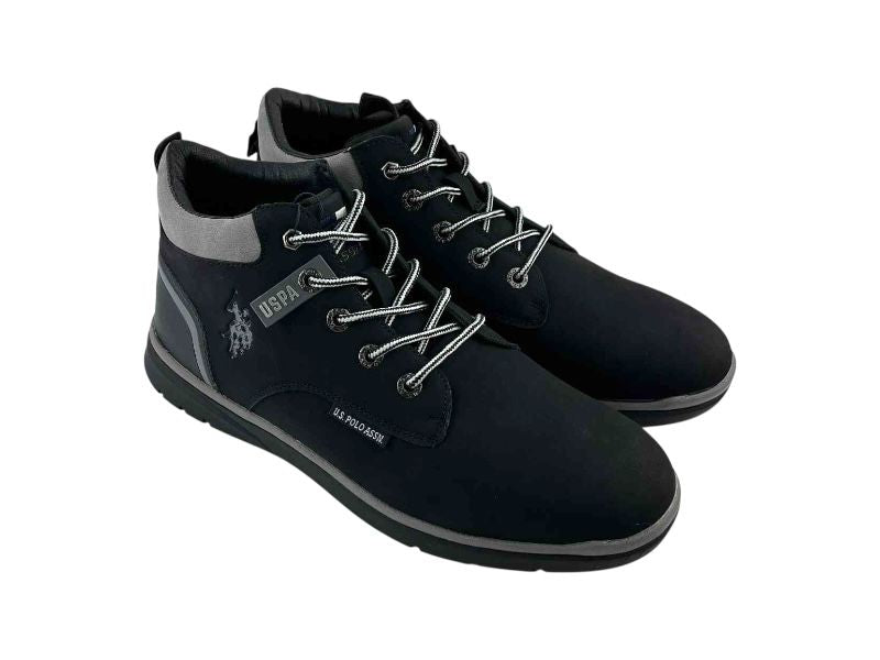 Botines de la marca USPA para hombre, en color negro y gris, muy cómodos y ligeros, con cordones en blanco y negro, logo de la marca en laterales y lengüetas. Botines muy ligeros y de estilo casual.