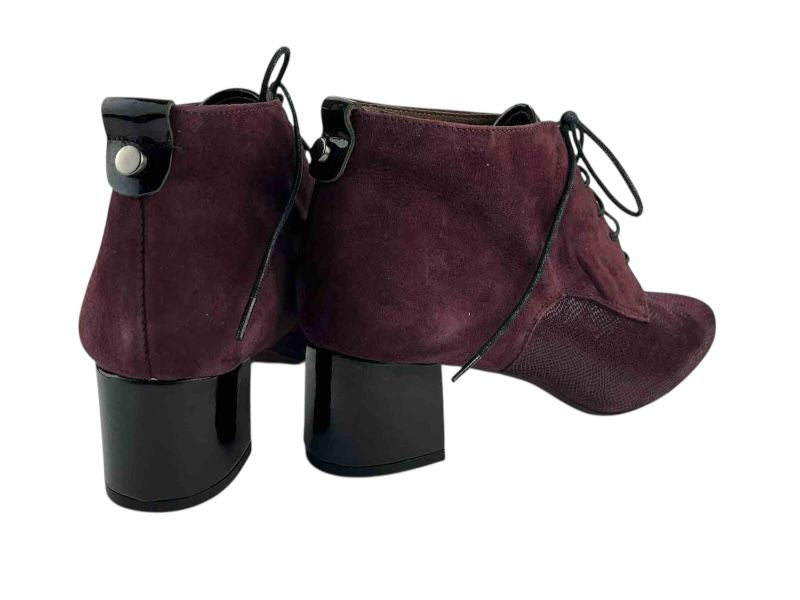 Botines de mujer estilosos y elegantes, con tacón cuadrado medio, cordones y combinación de pieles ante, charol y serpiente en color burdeos.