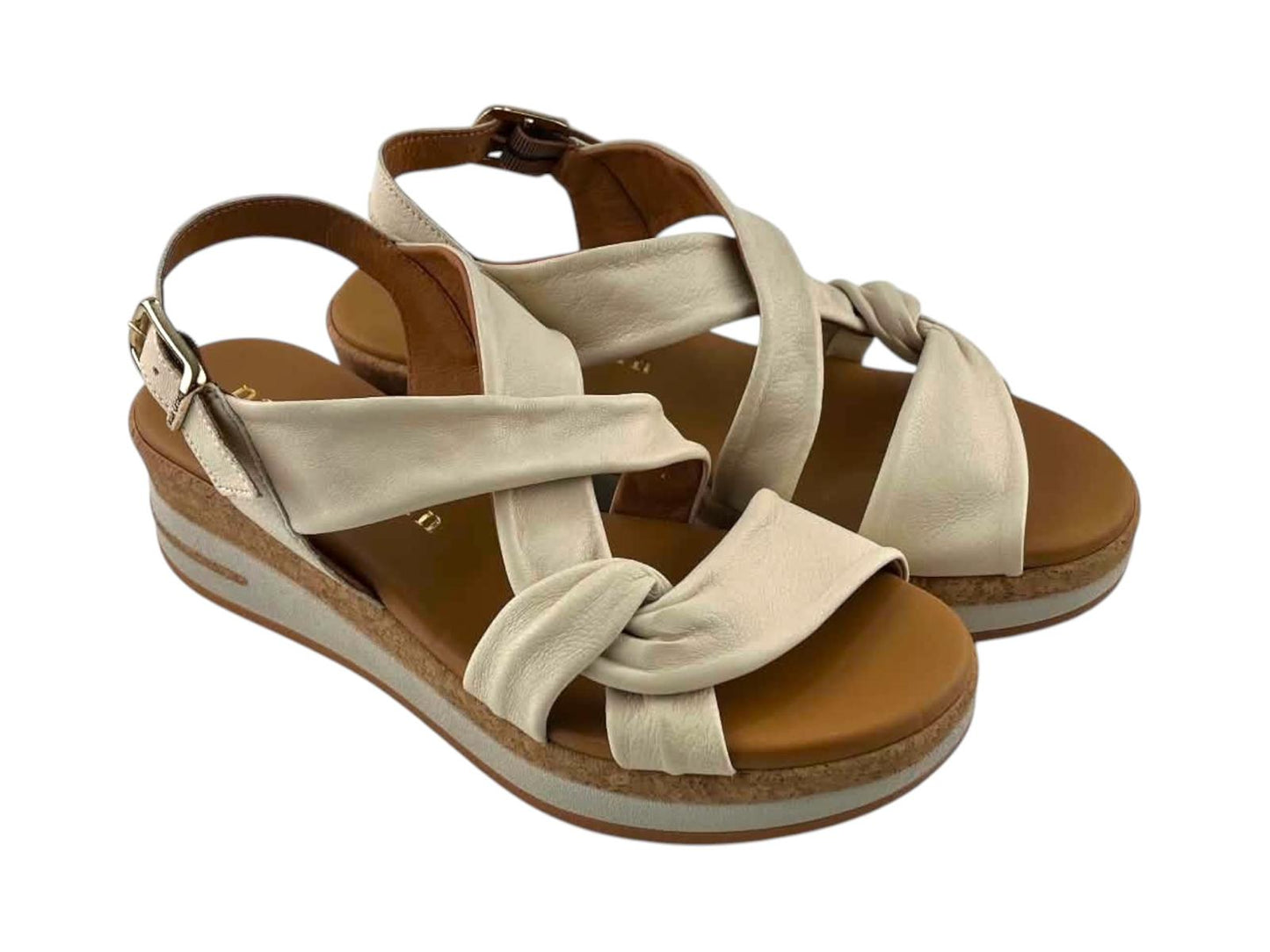 Sandalia Paula Urban para mujer en piel color crema con detalle de nudo en las tiras frontales y plataforma de corcho.