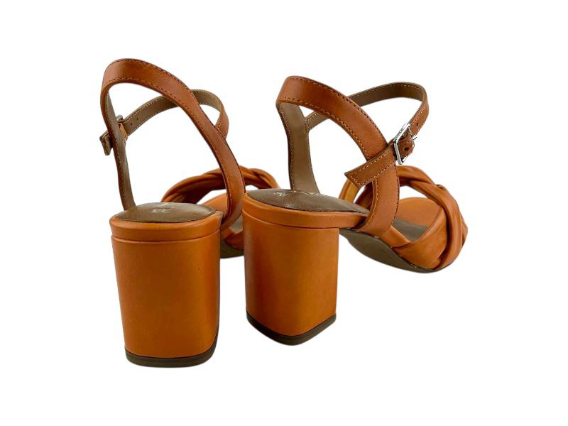 Sandalias de moda, de tacón cuadrado, en cuero naranja, muy estilosas, con pulsera al tobillo y suela antideslizante.