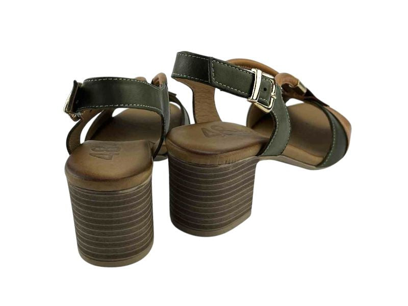 Vista por la parte de atrás de unas sandalias de mujer, de tacón medio, con abotonadura al tobillo y plantilla en gel de la marca 48 Hours sobre fondo blanco.