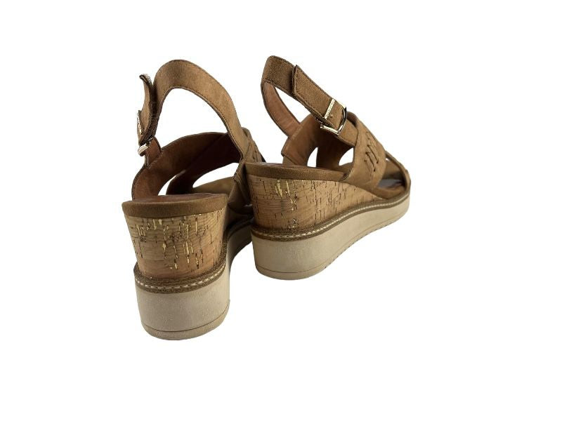 Sandalias de mujer en color cuero, con cuña en corcho y detalles en dorado, plataforma en color blanco y cosido en hilo visto. Vista por la parte de atrás en fondo color blanco.