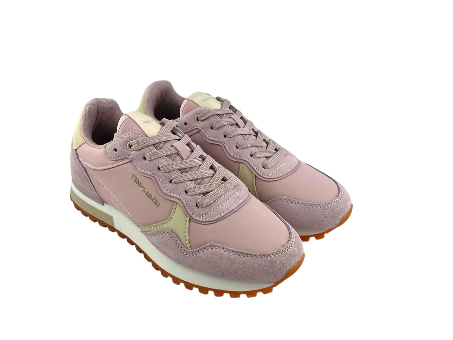 Vista lateral de unos tenis de la marca Teddy Smith en rosa empolvado y beige, con cordones y suela dentada en color caramelo. Muy cómodos y ligeros.