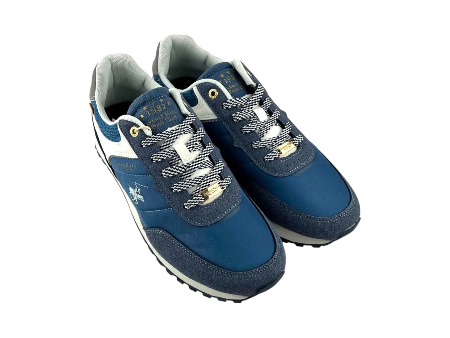 Perspectiva en ángulo de las sneakers de hombre Beverly Hills Polo Club, destacando la textura de malla y los acabados premium.