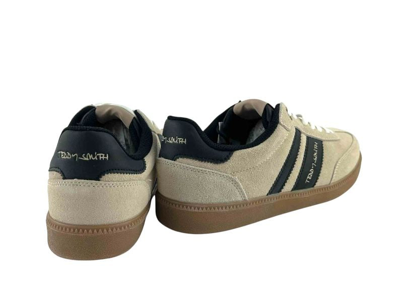 Zapatillas de hombre de la marca Teddy Smith en ante beige y detalles en negro, con logo de la marca en el talón y en los laterales en color blanco. Suela color caramelo.