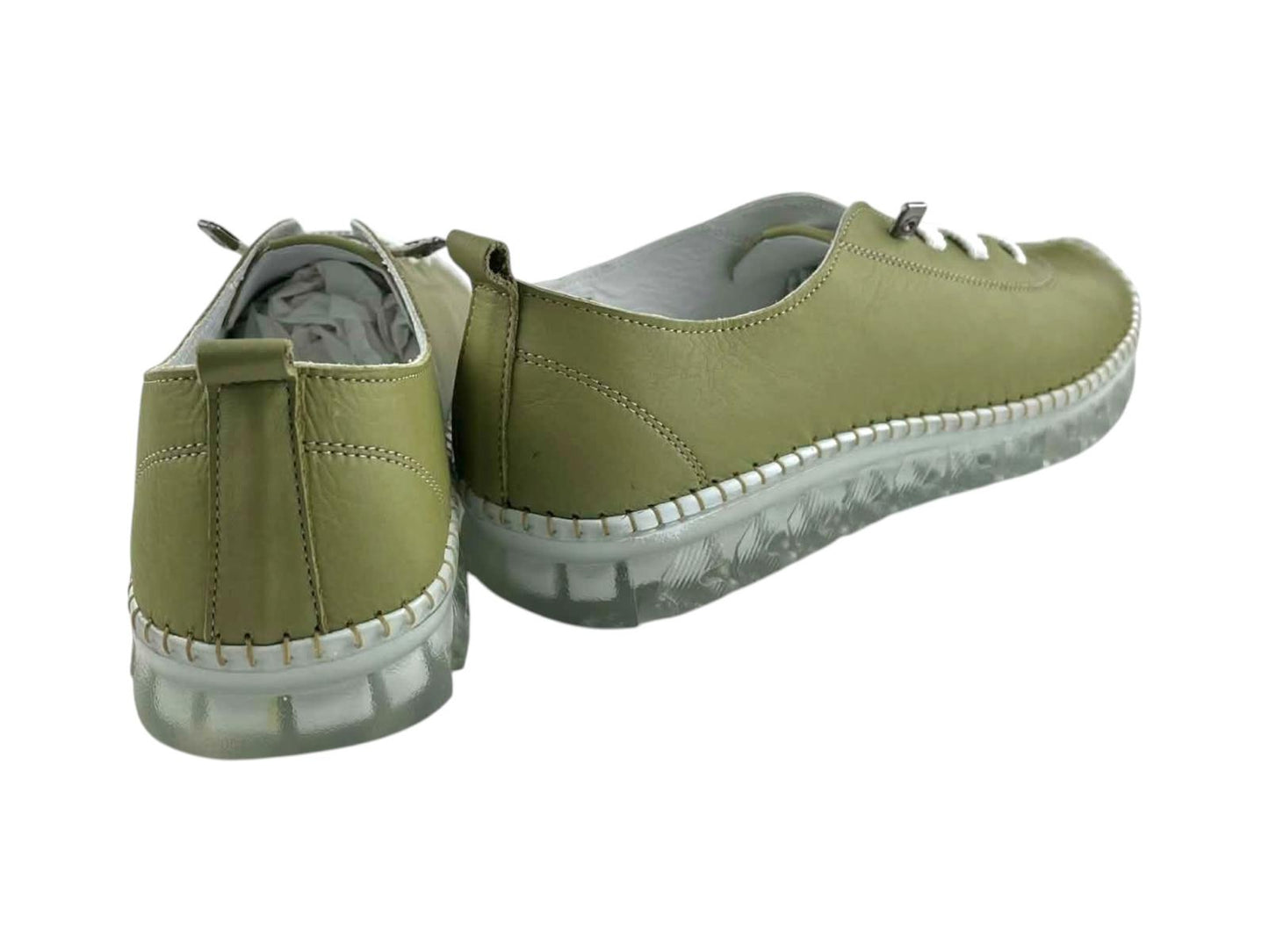 Vista posterior de zapato de piel verde oliva mostrando el tirador del talón y la costura artesanal perimetral sobre la suela traslúcida.