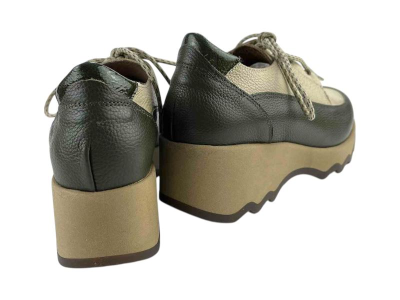 Vista por la parte de atrás de unos zapatos de la marca artesanal española Lince, con cordones, plataforma y suela dentada. Zapatos de mujer cómodos y elegantes en bicolor beige y verde oliva.