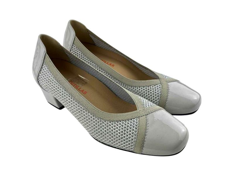 Zapatos de la marca Cutillas, en color plata, con detalles en charol en puntera, tacón y talón y malla elástica para adaptarse a cualquier pie.