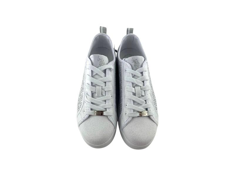 Vista frontal de unos sneakers casual de moda, blancos, de mujer, con monograma lateral y cierre de cordones, sobre fondo blanco. 