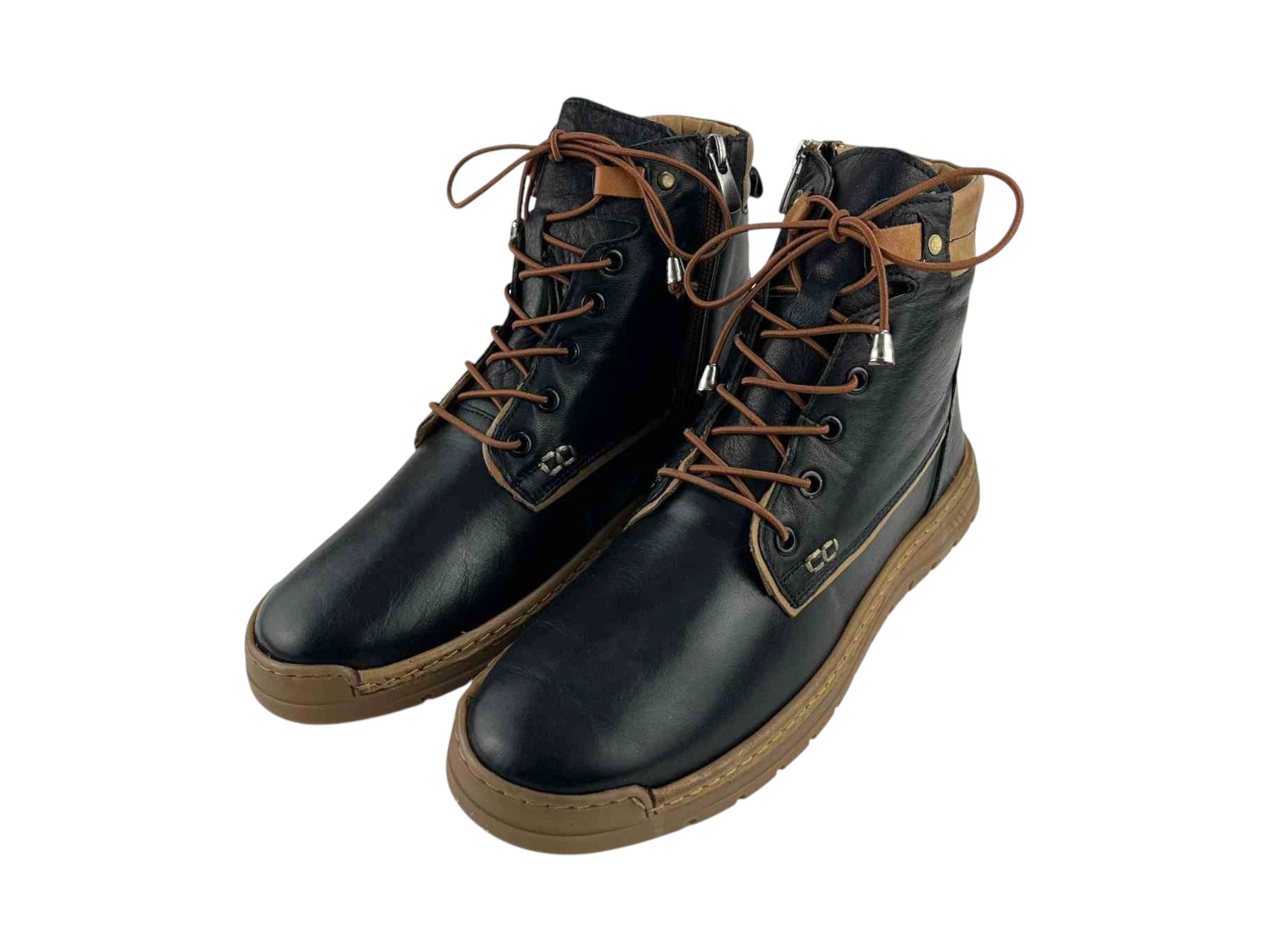 Botines de mujer de la marca 48Hours, realizados en piel legítima, color negro,  suela y detalles en color marrón, muy cómodos. Abotonadura con cordones y cremallera en el lateral interior.