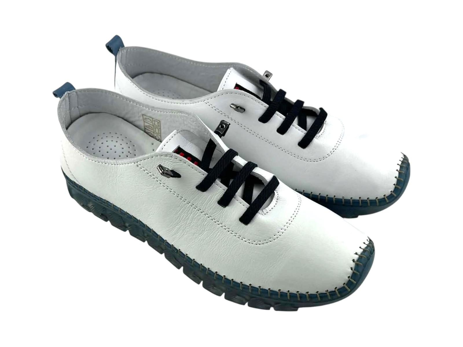  Vista lateral de unos zapatos  para mujer de piel blanca, suela flexible y cordones elelásticos. Diseño ergonómico, transpirable y artesanal. Cómodos y muy flexibles.