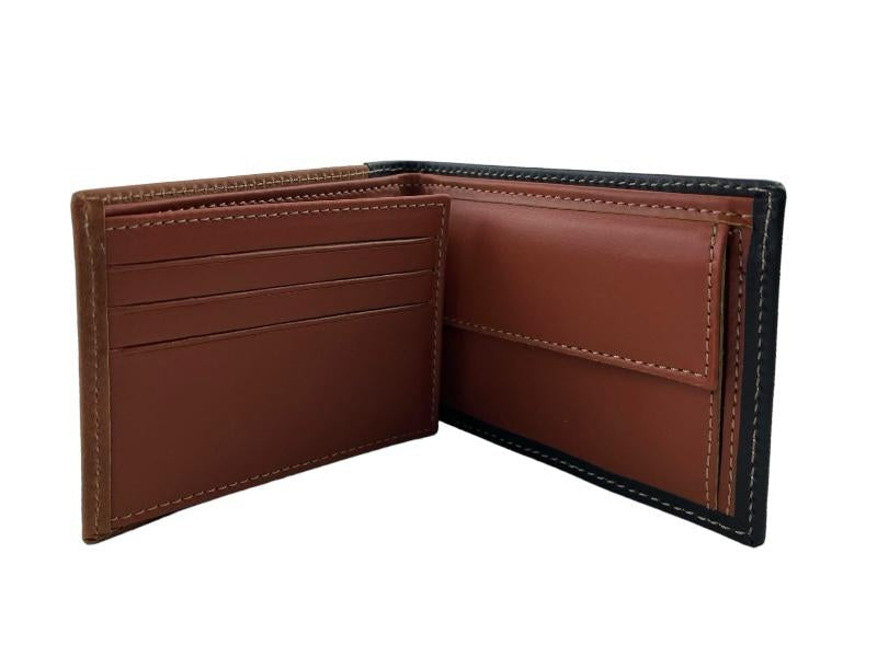 Vista del interior de una cartera de hombre de la marca Blesrok en color marrón, con tarjetero y monedero. Fondo blanco.