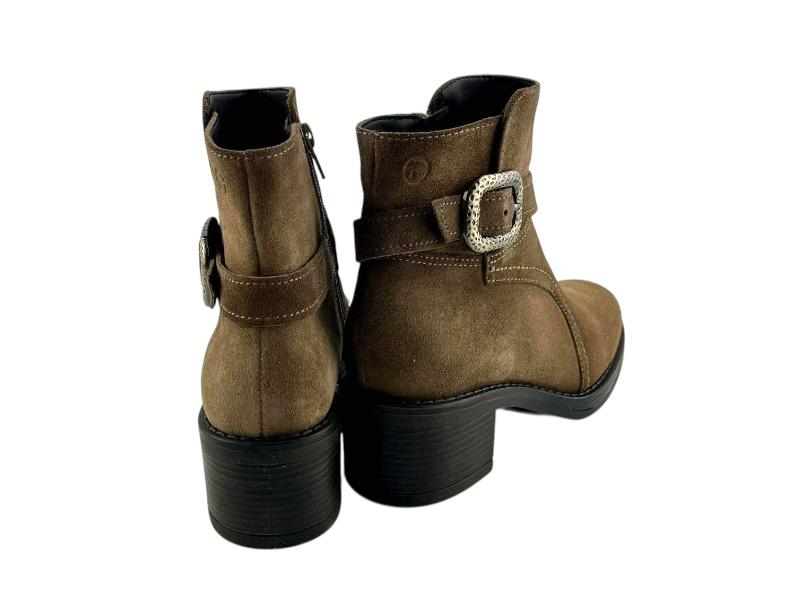 Vista por la parte de atrás de unos botines en piel ante marrón con tacón medio bajo, con cierre de pulsera con hebillas metálicas en color dorado, y logo de la marca en el lateral en la piel grabada.