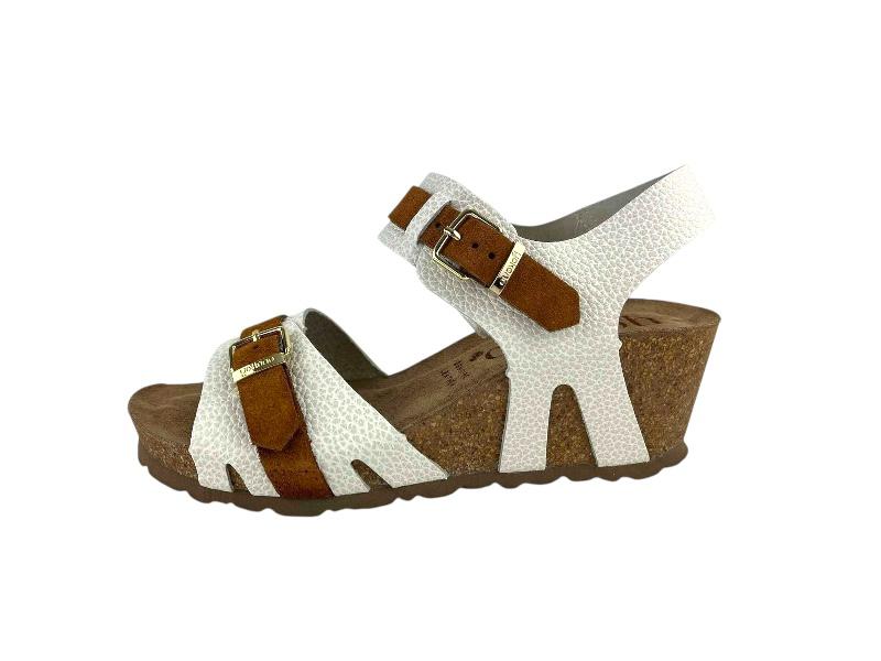 Vista lateral  izquierda de una sandalia de piel, de mujer, blanca, ergonómicas y con cuña de corcho. Cierre regulable por hebilla en color avellana en empeine y tobillo sobre fondo blanco