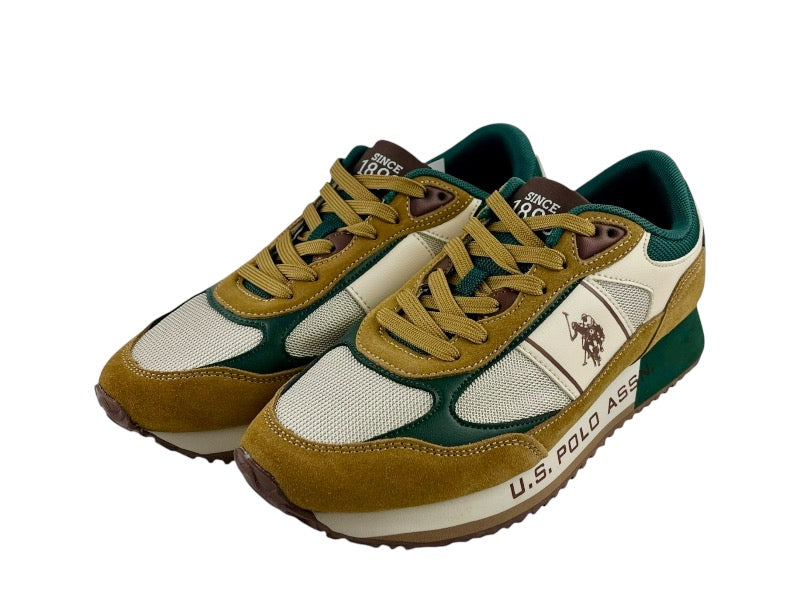 Sneakers de hombre en piel con cordones en ocre y verde, logo de la marca en el lateral. Vista lateral izquierda sobre fondo blanco.