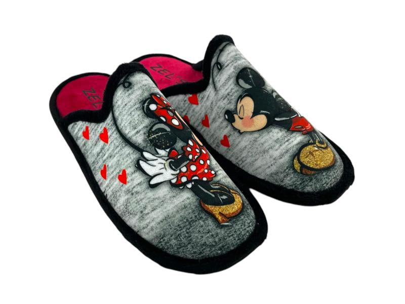 Vista lateral derecha, de unas zapatillas descalzas,  divertidas, de chica con  Mickey y Minnie sobre fondo  blanco.