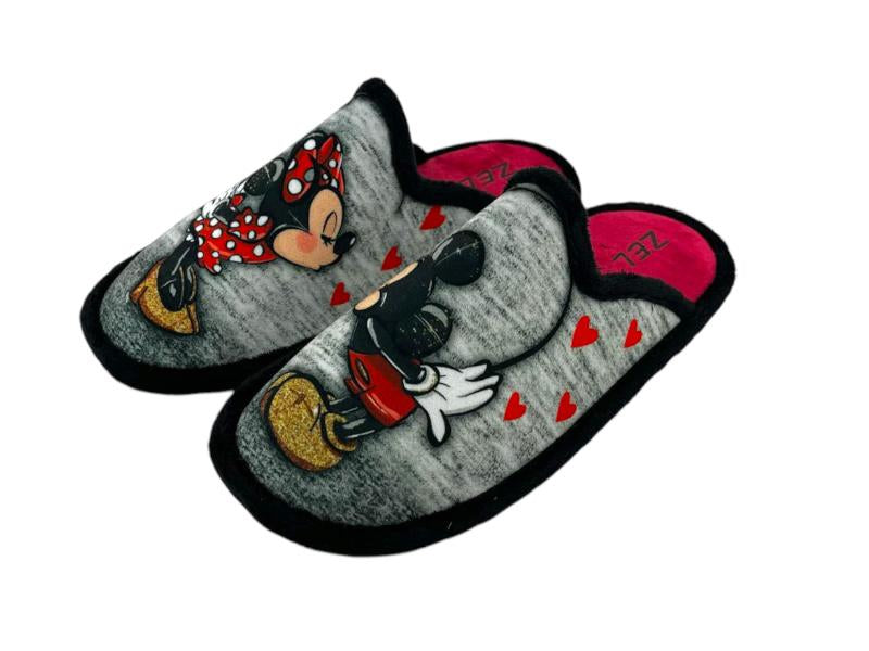 Vista lateral izquierda de unas zapatillas descalzas divertidas de chica con  Mickey y Minnie sobre fondo  blanco.