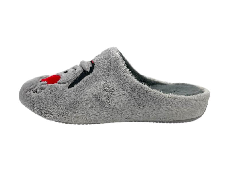 Zapatilla de casa, descalza, mujer, paño grueso, color gris, con bordado en la zapatilla un perrito con corazón rojo. Vista lateral izquierda sobre fondo blanco.