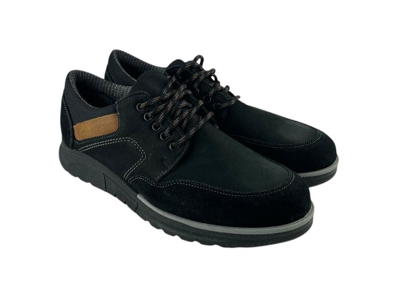 Zapatos de hombre con cordones en negro con pespuntes en gris, marca Clayan en el lateral. Vista lateral derecha sobre fondo blanco.