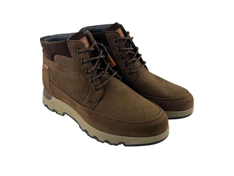 Botas de hombre de la marca española Clayan,realizada en piel legítima color marrón con cordones y suela beige. Vista lateral derecha sobre fondo blanco.
