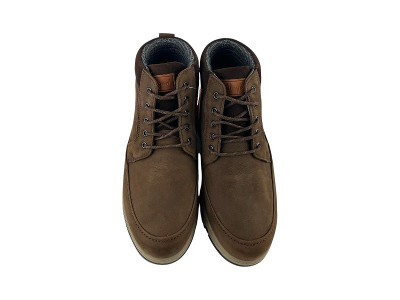 Botas de hombre marrones de la marca española Clayan,  con cordones y suela beige.  Logo en la solapa. Vista frontal sobre fondo blanco.