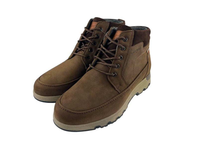 Botas de hombre marrones, de la marca española Clayan, con cordones y suela beige. Vista lateral izquierda sobre fondo blanco.