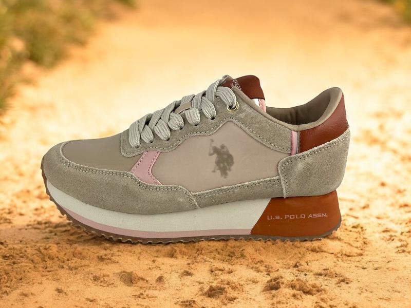 Sneaker ecopiel de mujer, con cordones, en tonos beige, terracota y rosa; con diferentes texturas y logo de la marca en el lateral y suela. Vista lateral izquierda sobre fondo arenoso.