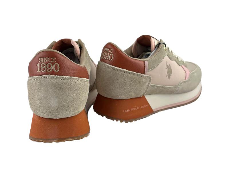 Sneakers ecopiel de mujer, con cordones, en tonos beige, terracota y rosa; con diferentes texturas y logo de la marca en el lateral y suela. Vista de los tenis por la parte trasera sobre fondo blanco.