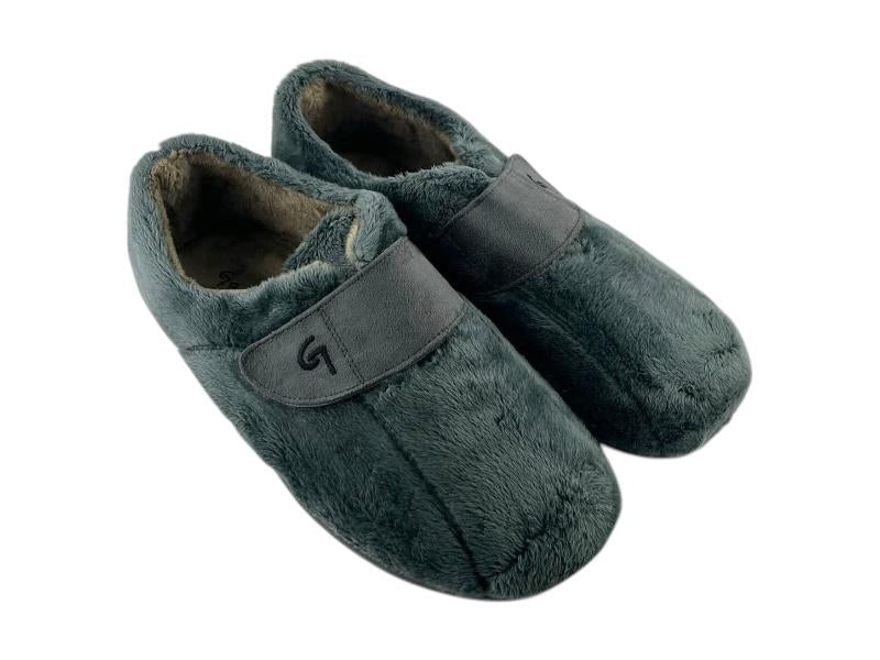 Pantuflas unisex grises con cierre de Velcro y textil gris. Vista lateral derecha sobre fondo de mármol.