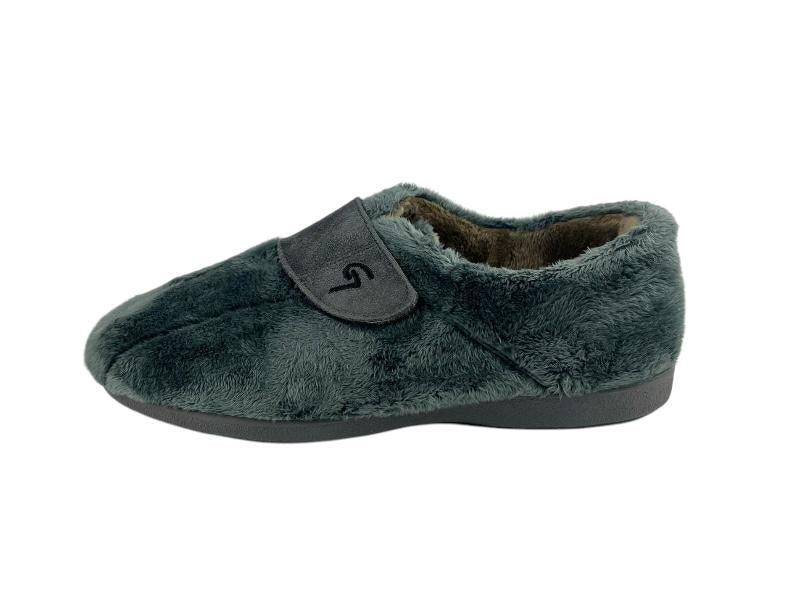 Pantufla unisex gris con cierre de Velcro y textil gris, suela de goma. Vista lateral izquierda sobre fondo blanco.