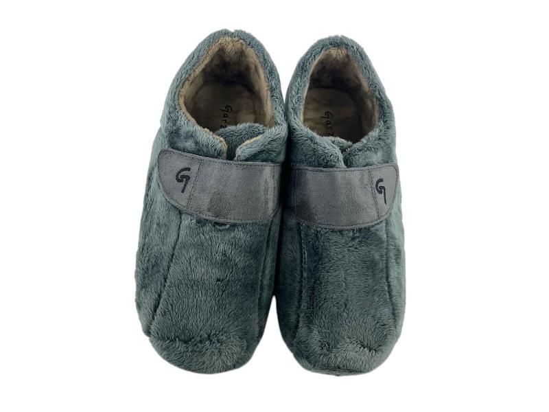 Pantuflas unisex grises con cierre de Velcro y textil gris. Vista frontal sobre fondo blanco.