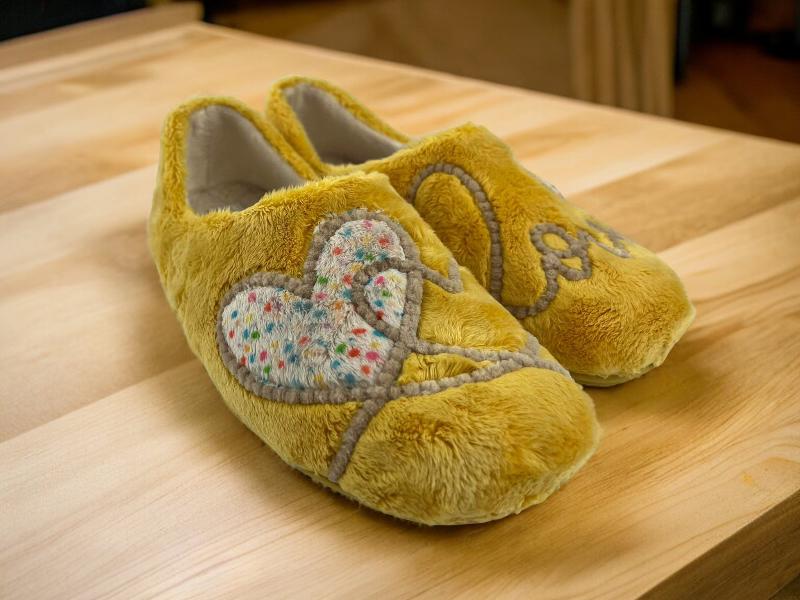 Vulladi| Women's closed house slippers Heart Yellow