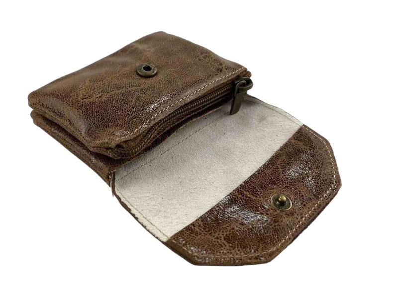 Monedero de Caramelo en piel legítima color marrón con cremallera en uno de los bolsillos y con cierre de broche en el otro estilo sobre.