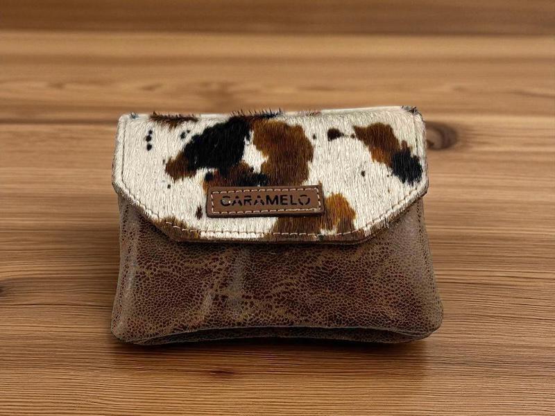 Monedero muy estiloso y de tendencia en piel de la marca Caramelo. Muy fácil de combinar con todos tus bolsos.