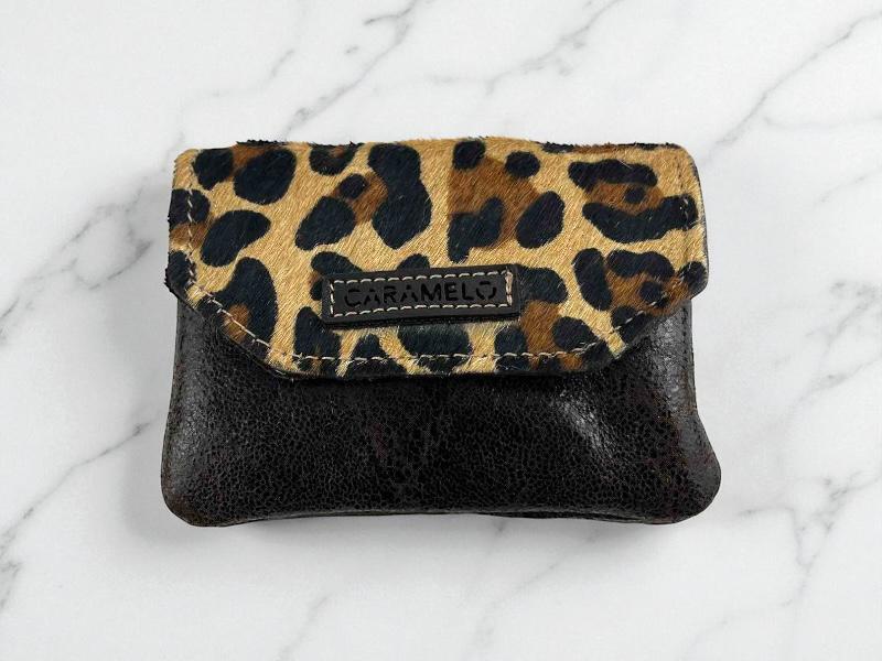 Monedero de mujer muy estiloso realizado en combinación de piel marrón chocolate y animal print leopardo. de tamaño pequeño y compacto