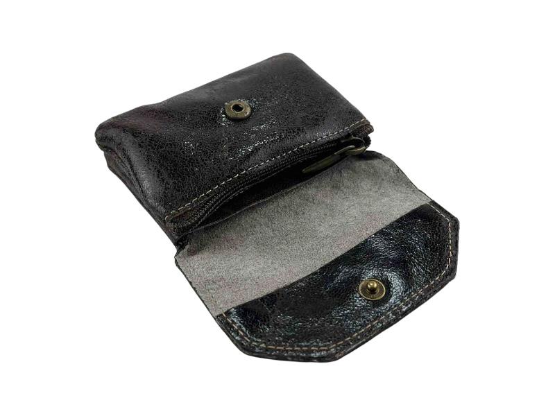 Vista de un monedero abierto en piel legítima marrón chocolate. Con dos departamentos separados, uno de ellos con cremallera interior y otro con cierre de broche estilo sobre.