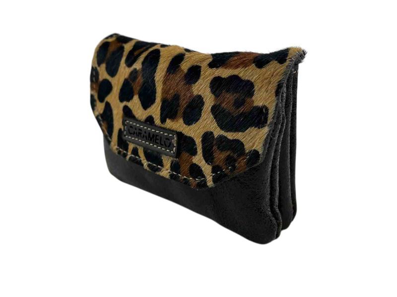 Vista lateral de un monedero en piel  legítima, de pequeño tamaño, en combinación de pieles color chocolate y animal print leopardo.
