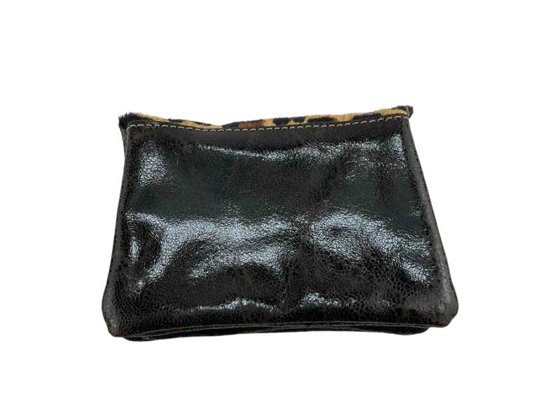 Vista por la parte de atrás de un monedero de la marca Caramelo en piel legítima color marrón chocolate. 