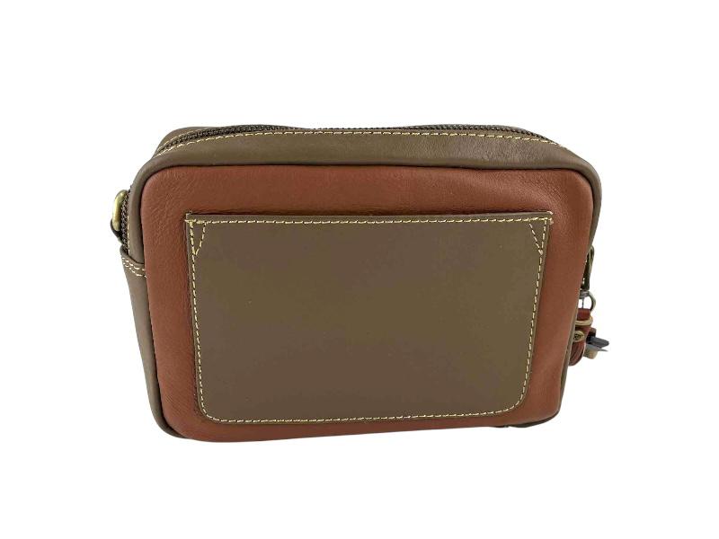 Bolso de mujer de la marca Caramelo visto por la parte de atrás en tonos marrones. Con bolsillos externos, uno abierto y otro cerrado.